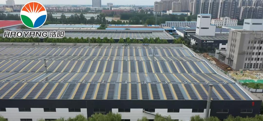 Haoyang Environmental Co., Ltd. a été officiellement reconnue comme une usine verte municipale de Dezhou pour 2026, un honneur prestigieux décerné par le Bureau de l'industrie et des technologies de l'information de Dezhou. Après une sélection rigoureuse en plusieurs étapes, comprenant la candidature de l'entreprise, l'examen préliminaire, l'évaluation par des experts et l'avis public, l'entreprise se distingue parmi 59 entreprises locales présélectionnées et devient une référence pour la fabrication à faible émission de carbone dans la ville de Yucheng. Cette accréditation officielle reconnaît pleinement les réalisations exceptionnelles de Haoyang en matière d'économie d'énergie, de production propre et d'économie circulaire dans l'industrie des géosynthétiques. La sélection des usines vertes est un système d'évaluation faisant autorité pour favoriser la transition bas carbone des secteurs manufacturiers locaux. Elle évalue les entreprises de manière exhaustive selon cinq critères clés : utilisation intensive des terres, matières premières inoffensives, production propre, recyclage des déchets et consommation d'énergie à faible émission de carbone. Pour remporter ce titre, une usine doit atteindre des normes locales de premier plan en matière d'efficacité énergétique, de contrôle de la pollution, de circulation des ressources et de gestion verte. Depuis des années, Haoyang a construit un système d'exploitation verte complet en chaîne et a obtenu des résultats remarquables dans les mises à niveau technologiques environnementales. Avec d'autres fabricants locaux exceptionnels, il forme un cluster solide d'industries vertes à Yucheng et constitue un exemple solide pour le développement durable. La fabrication verte et intelligente est depuis longtemps la direction de développement principal de Haoyang Environmental. L'entreprise a déployé le système de fabrication intelligent MES et la plateforme de gestion de jumeau numérique sur toutes les lignes de production. Actuellement, 100 % des équipements clés sur plus de 20 lignes de production modernes sont connectés au réseau numérique. Grâce aux mises à niveau de dosage intelligent et de production automatisée, l'efficacité globale de la production a augmenté de 20 %, tandis que la main-d'œuvre et la consommation d'énergie ont été efficacement réduites. La gestion numérique raffinée contrôle avec précision l'utilisation de l'eau, de l'électricité et des matières premières dès la source de production, réduisant ainsi la consommation d'énergie par unité de produit et les émissions de polluants de manière significative. La très attendue première ligne de production de géomembrane de 14 mètres de large au monde, qui sera bientôt mise en service, adopte également des techniques de fabrication à faible consommation d'énergie et respectueuses de l'environnement. Son taux de perte de matières premières est bien inférieur à la moyenne de l'industrie, incarnant davantage l'engagement de Haoyang en faveur d'une production verte. Au-delà des lignes de production avancées, Haoyang a obtenu un ensemble complet de certifications reconnues internationalement, notamment ISO 14001 pour la gestion environnementale, ISO 9001 pour la gestion de la qualité et la certification de produit environnemental CQC. L'entreprise a établi des systèmes de gestion standardisés et réguliers pour l'énergie et la protection de l'environnement. En plus du nouveau titre d'usine verte, elle a été successivement récompensée en tant qu'entreprise de haute technologie, champion unique provincial du Shandong dans la fabrication, centre technologique d'entreprise provincial et usine intelligente de Dezhou. Ces qualifications prouvent que Haoyang possède une solide force tant dans les installations matérielles que dans le savoir-faire pour le développement vert. Cet honneur marque un nouveau point de départ pour la croissance durable de Haoyang. À l'avenir, l'entreprise continuera à investir dans des rénovations technologiques économes en énergie et dans la recherche et le développement de nouveaux matériaux à faible émission de carbone, explorant un plus grand potentiel d'économie d'énergie tout au long du processus de production. En tant qu'usine verte modèle, Haoyang partagera son expérience mature en matière de fabrication respectueuse de l'environnement pour favoriser le progrès de l'ensemble de l'industrie. S'appuyant sur des géomembranes et des produits géosynthétiques haute performance, Haoyang étendra davantage son empreinte commerciale dans plus de 70 pays et régions du monde. Il portera la réputation de « Yucheng Intelligent Manufacturing » avec une production verte et contribuera au développement de haute qualité et à faible émission de carbone du secteur manufacturier de Dezhou. Engagé dans la mission de rendre la Terre plus propre et plus saine, Haoyang continuera à équilibrer la capacité de production, la qualité des produits et la protection de l'environnement, en fournissant des solutions géosynthétiques fiables et respectueuses de l'environnement aux partenaires mondiaux..jpg