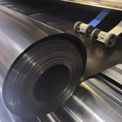 การติดตั้งแผ่นกันซึม (Geomembrane) กว้าง 6 เมตร