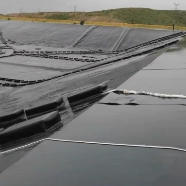 การติดตั้งแผ่นกันซึม (Geomembrane) กว้าง 6 เมตร