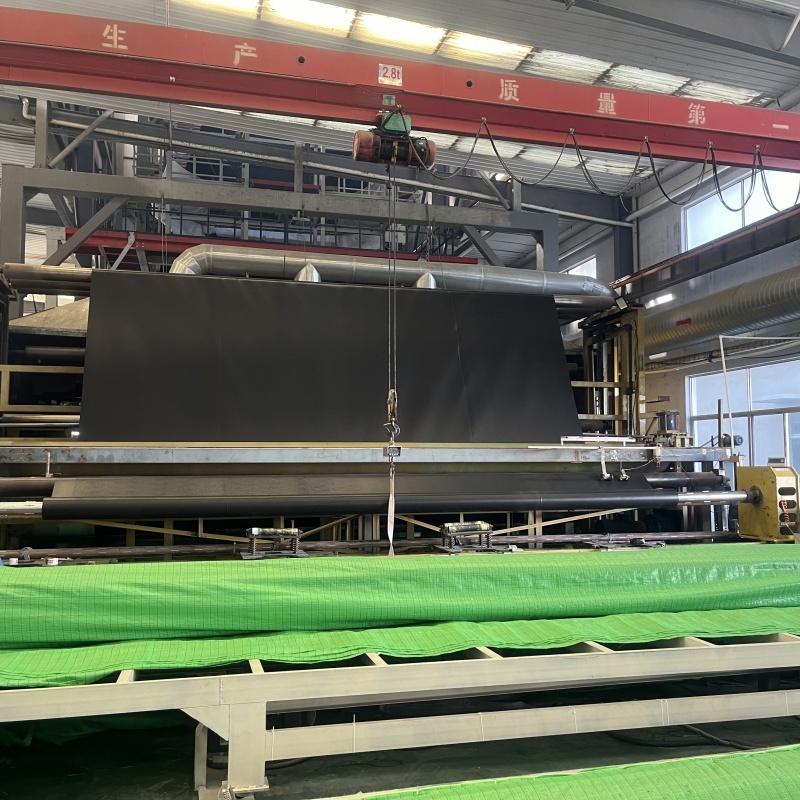 การติดตั้งแผ่นกันซึม (Geomembrane) กว้าง 10 เมตร