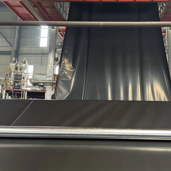 การติดตั้งแผ่นกันซึม (Geomembrane) กว้าง 10 เมตร